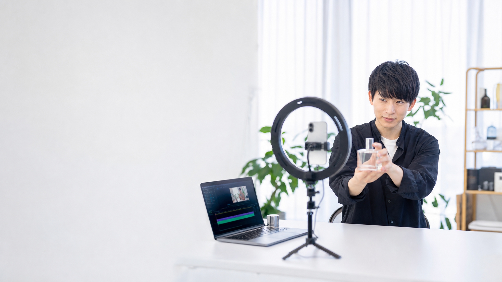 スマホとリングライトで動画を撮影する様子